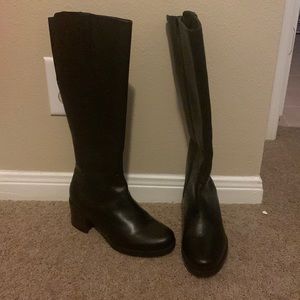 Woman’s zip up boots